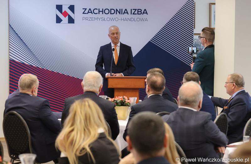 Marszałek Marcin Jabłoński przemawia podczas Gospodarczej Inauguracji 2024 r. w sali sesyjnej Urzędu Miasta w Gorzowie Wlkp.