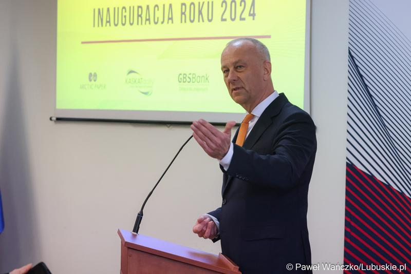 Marszałek Marcin Jabłoński przemawia podczas Gospodarczej Inauguracji 2024 r. w sali sesyjnej Urzędu Miasta w Gorzowie Wlkp.