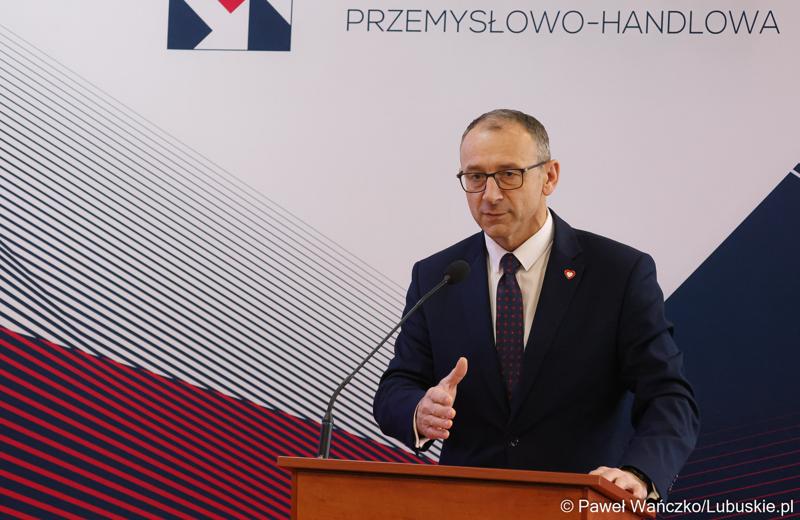 Wojewoda Lubuski Marek Cebula przemawia podczas Gospodarczej Inauguracji 2024 r. w sali sesyjnej Urzędu Miasta w Gorzowie Wlkp.