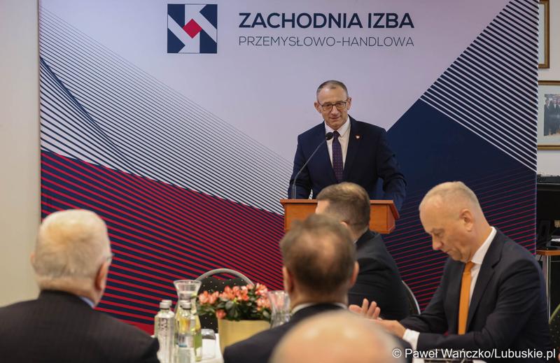 Wojewoda Lubuski Marek Cebula przemawia podczas Gospodarczej Inauguracji 2024 r. w sali sesyjnej Urzędu Miasta w Gorzowie Wlkp.