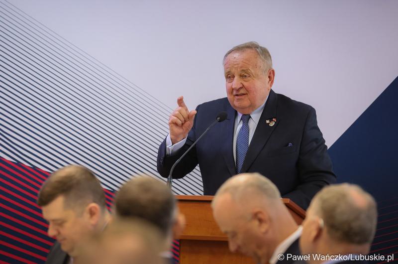 Senator Władysław Komarnicki przemawia podczas Gospodarczej Inauguracji 2024 r. w sali sesyjnej Urzędu Miasta w Gorzowie Wlkp.