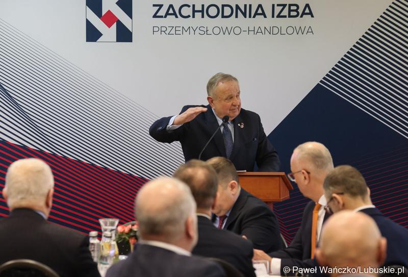 Senator Władysław Komarnicki przemawia podczas Gospodarczej Inauguracji 2024 r. w sali sesyjnej Urzędu Miasta w Gorzowie Wlkp.