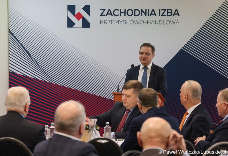 Piotr Soroczyński, główny ekonomista Krajowej Izby Gospodarczej wygłasza wykład podczas Gospodarczej Inauguracji 2024 r. w sali sesyjnej Urzędu Miasta w Gorzowie Wlkp.