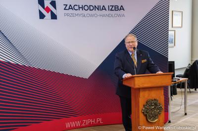 Prezes Zachodniej Izby Przemysłowo-Handlowej Jerzy Korolewicz przemawia podczas Gospodarczej Inauguracji 2024 r. w sali sesyjnej Urzędu Miasta w Gorzowie Wlkp.