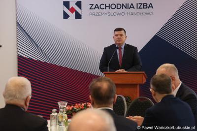 Prezydent Gorzowa Wlkp. Jacek Wójcicki przemawia podczas Gospodarczej Inauguracji 2024 r. w sali sesyjnej Urzędu Miasta w Gorzowie Wlkp.