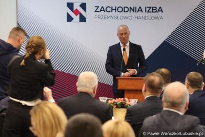 Marszałek Marcin Jabłoński przemawia podczas Gospodarczej Inauguracji 2024 r. w sali sesyjnej Urzędu Miasta w Gorzowie Wlkp.