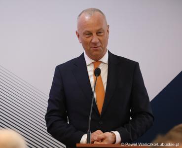 Marszałek Marcin Jabłoński przemawia podczas Gospodarczej Inauguracji 2024 r. w sali sesyjnej Urzędu Miasta w Gorzowie Wlkp.