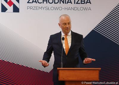 Marszałek Marcin Jabłoński przemawia podczas Gospodarczej Inauguracji 2024 r. w sali sesyjnej Urzędu Miasta w Gorzowie Wlkp.