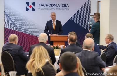 Marszałek Marcin Jabłoński przemawia podczas Gospodarczej Inauguracji 2024 r. w sali sesyjnej Urzędu Miasta w Gorzowie Wlkp.