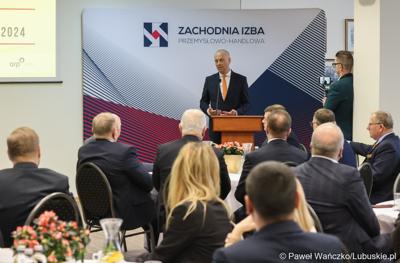 Marszałek Marcin Jabłoński przemawia podczas Gospodarczej Inauguracji 2024 r. w sali sesyjnej Urzędu Miasta w Gorzowie Wlkp.