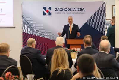 Marszałek Marcin Jabłoński przemawia podczas Gospodarczej Inauguracji 2024 r. w sali sesyjnej Urzędu Miasta w Gorzowie Wlkp.
