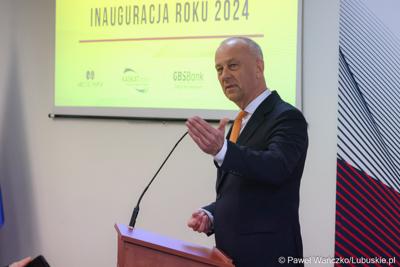 Marszałek Marcin Jabłoński przemawia podczas Gospodarczej Inauguracji 2024 r. w sali sesyjnej Urzędu Miasta w Gorzowie Wlkp.