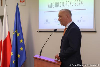 Marszałek Marcin Jabłoński przemawia podczas Gospodarczej Inauguracji 2024 r. w sali sesyjnej Urzędu Miasta w Gorzowie Wlkp.