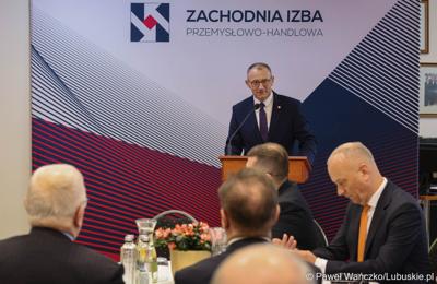 Wojewoda Lubuski Marek Cebula przemawia podczas Gospodarczej Inauguracji 2024 r. w sali sesyjnej Urzędu Miasta w Gorzowie Wlkp.