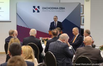Wojewoda Lubuski Marek Cebula przemawia do uczestników Gospodarczej Inauguracji 2024 r. w sali sesyjnej Urzędu Miasta w Gorzowie Wlkp.