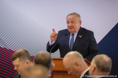 Senator Władysław Komarnicki przemawia podczas Gospodarczej Inauguracji 2024 r. w sali sesyjnej Urzędu Miasta w Gorzowie Wlkp.