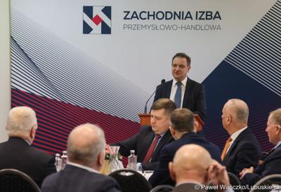 Piotr Soroczyński, główny ekonomista Krajowej Izby Gospodarczej wygłasza wykład podczas Gospodarczej Inauguracji 2024 r. w sali sesyjnej Urzędu Miasta w Gorzowie Wlkp.