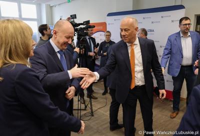 Marszałek Marcin Jabłoński wita się z uczestnikami Gospodarczej Inauguracji 2024 r. w sali sesyjnej Urzędu Miasta w Gorzowie Wlkp.