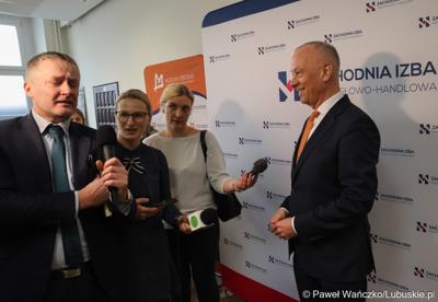 Marszałek Marcin Jabłoński udziela wywiadu podczas Gospodarczej Inauguracji 2024 r. w sali sesyjnej Urzędu Miasta w Gorzowie Wlkp.