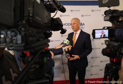 Marszałek Marcin Jabłoński udziela wywiadu podczas Gospodarczej Inauguracji 2024 r. w sali sesyjnej Urzędu Miasta w Gorzowie Wlkp.