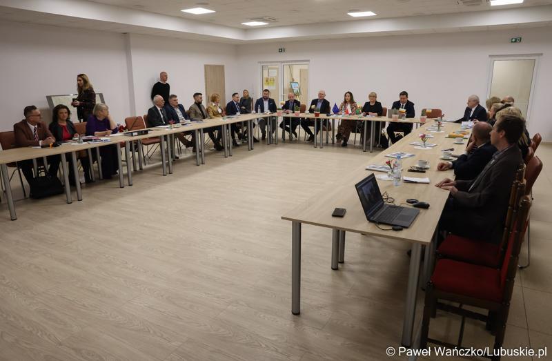Uczestnicy spotkania Instytucji Zarządzającej programem Fundusze Europejskie dla Lubuskiego 2021-2027 spotkali się z Partnerstwem Porozumienie Gmin Lubsko i Jasień.