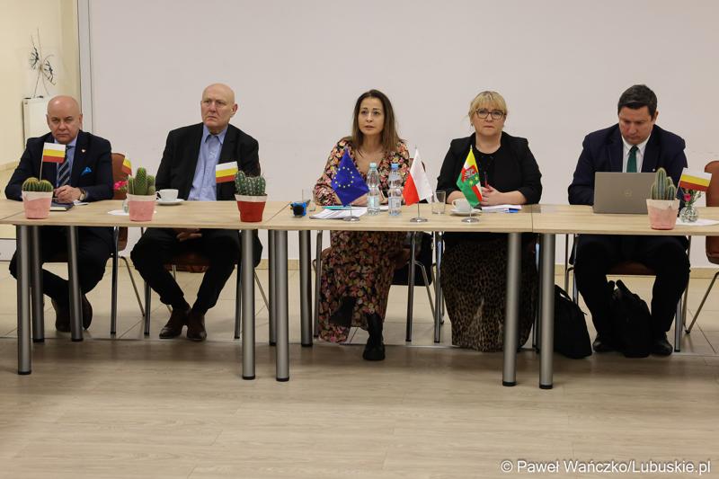 Przedstawiciele Instytucji Zarządzającej programem Fundusze Europejskie dla Lubuskiego 2021-2027 podczas spotkania z Partnerstwem Porozumienie Gmin Lubsko i Jasień.