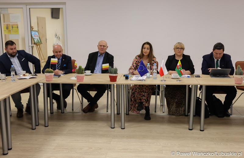 Przedstawiciele Instytucji Zarządzającej programem Fundusze Europejskie dla Lubuskiego 2021-2027 podczas spotkania z Partnerstwem Porozumienie Gmin Lubsko i Jasień.