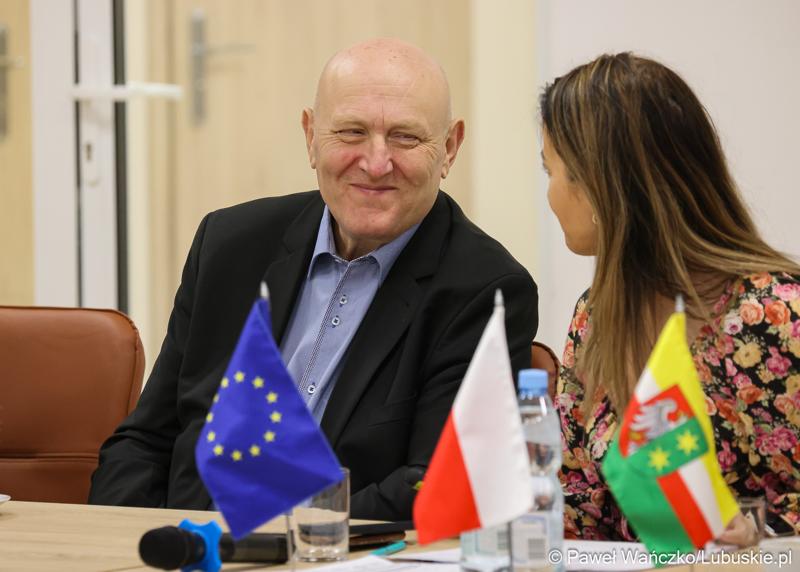 Przewodniczący Sejmiku Województwa Lubuskiego Wacław Maciuszonek podczas spotkania przedstawicieli Instytucji Zarządzającej programem Fundusze Europejskie dla Lubuskiego 2021-2027 z Partnerstwem Porozumienie Gmin Lubsko i Jasień.