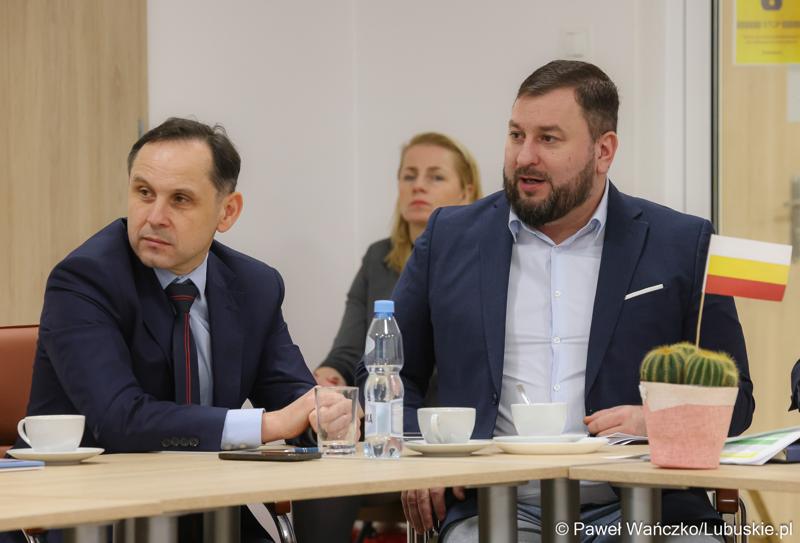 Przedstawiciele Instytucji Zarządzającej programem Fundusze Europejskie dla Lubuskiego 2021-2027 podczas spotkania z Partnerstwem Porozumienie Gmin Lubsko i Jasień.