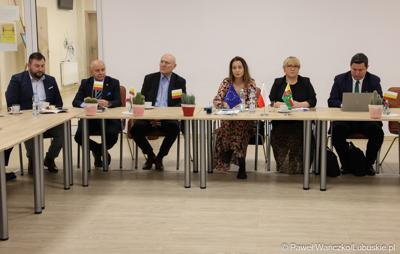 Przedstawiciele Instytucji Zarządzającej programem Fundusze Europejskie dla Lubuskiego 2021-2027 podczas spotkania z Partnerstwem Porozumienie Gmin Lubsko i Jasień.
