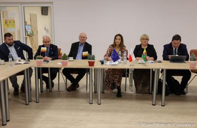 Przedstawiciele Instytucji Zarządzającej programem Fundusze Europejskie dla Lubuskiego 2021-2027 podczas spotkania z Partnerstwem Porozumienie Gmin Lubsko i Jasień.