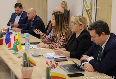 Przedstawiciele Instytucji Zarządzającej programem Fundusze Europejskie dla Lubuskiego 2021-2027 podczas spotkania z Partnerstwem Porozumienie Gmin Lubsko i Jasień.