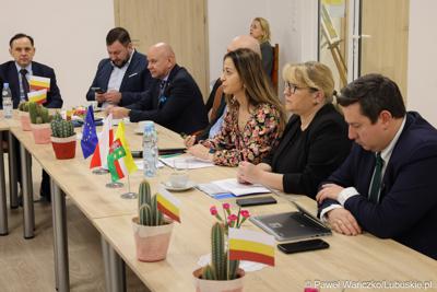 Przedstawiciele Instytucji Zarządzającej programem Fundusze Europejskie dla Lubuskiego 2021-2027 podczas spotkania z Partnerstwem Porozumienie Gmin Lubsko i Jasień.