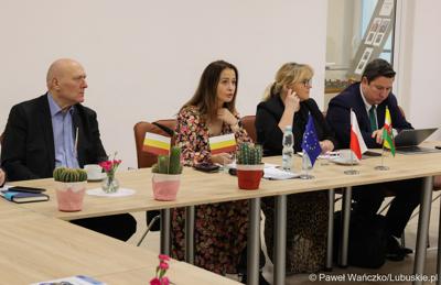 Przedstawiciele Instytucji Zarządzającej programem Fundusze Europejskie dla Lubuskiego 2021-2027 podczas spotkania z Partnerstwem Porozumienie Gmin Lubsko i Jasień.