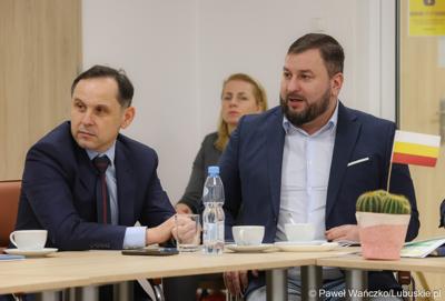 Przedstawiciele Instytucji Zarządzającej programem Fundusze Europejskie dla Lubuskiego 2021-2027 podczas spotkania z Partnerstwem Porozumienie Gmin Lubsko i Jasień.