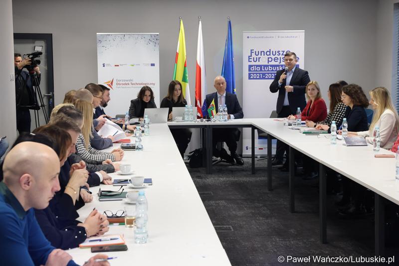 Uczestnicy spotkania Instytucji Zarządzającej programem Fundusze Europejskie dla Lubuskiego 2021-2027 z Gorzowskim Miejskim Obszarem Funkcjonalnym