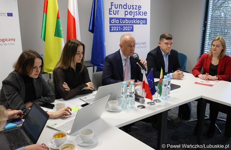 Marszałek Województwa Lubuskiego Marcin Jabłoński przemawia podczas spotkania Instytucji Zarządzającej programem Fundusze Europejskie dla Lubuskiego 2021-2027 z Gorzowskim Miejskim Obszarem Funkcjonalnym