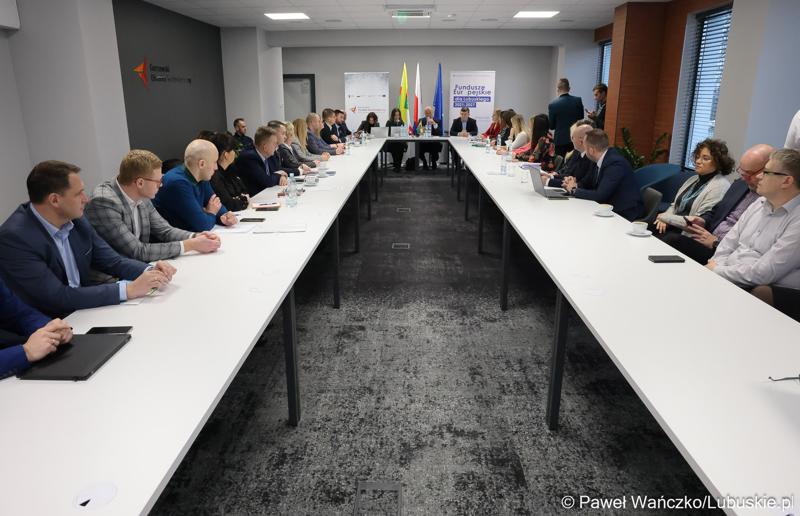Uczestnicy spotkania Instytucji Zarządzającej programem Fundusze Europejskie dla Lubuskiego 2021-2027 z Gorzowskim Miejskim Obszarem Funkcjonalnym