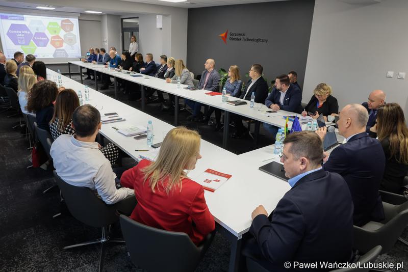 Uczestnicy spotkania Instytucji Zarządzającej programem Fundusze Europejskie dla Lubuskiego 2021-2027 z Gorzowskim Miejskim Obszarem Funkcjonalnym