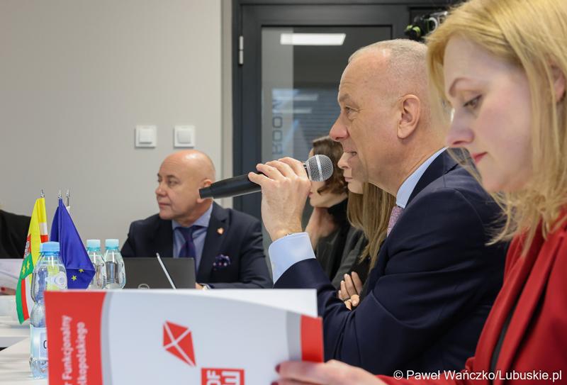 Marszałek Województwa Lubuskiego Marcin Jabłoński przemawia podczas spotkania Instytucji Zarządzającej programem Fundusze Europejskie dla Lubuskiego 2021-2027 z Gorzowskim Miejskim Obszarem Funkcjonalnym