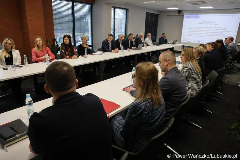 Uczestnicy spotkania Instytucji Zarządzającej programem Fundusze Europejskie dla Lubuskiego 2021-2027 z Gorzowskim Miejskim Obszarem Funkcjonalnym