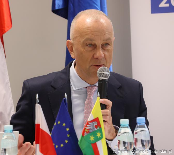 Marszałek Województwa Lubuskiego Marcin Jabłoński przemawia podczas spotkania Instytucji Zarządzającej programem Fundusze Europejskie dla Lubuskiego 2021-2027 z Gorzowskim Miejskim Obszarem Funkcjonalnym