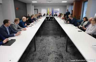 Uczestnicy spotkania Instytucji Zarządzającej programem Fundusze Europejskie dla Lubuskiego 2021-2027 z Gorzowskim Miejskim Obszarem Funkcjonalnym