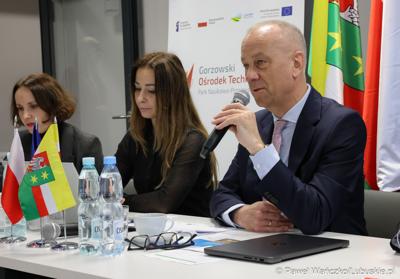 Marszałek Województwa Lubuskiego Marcin Jabłoński przemawia podczas spotkania Instytucji Zarządzającej programem Fundusze Europejskie dla Lubuskiego 2021-2027 z Gorzowskim Miejskim Obszarem Funkcjonalnym