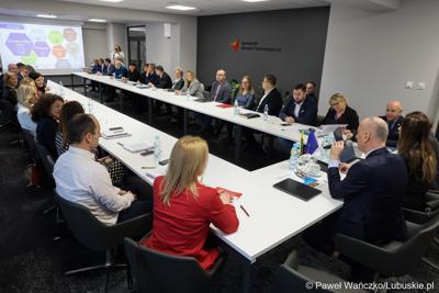 Uczestnicy spotkania Instytucji Zarządzającej programem Fundusze Europejskie dla Lubuskiego 2021-2027 z Gorzowskim Miejskim Obszarem Funkcjonalnym