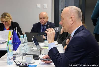 Marszałek Województwa Lubuskiego Marcin Jabłoński przemawia podczas spotkania Instytucji Zarządzającej programem Fundusze Europejskie dla Lubuskiego 2021-2027 z Gorzowskim Miejskim Obszarem Funkcjonalnym