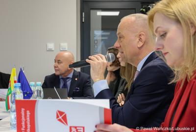 Marszałek Województwa Lubuskiego Marcin Jabłoński przemawia podczas spotkania Instytucji Zarządzającej programem Fundusze Europejskie dla Lubuskiego 2021-2027 z Gorzowskim Miejskim Obszarem Funkcjonalnym