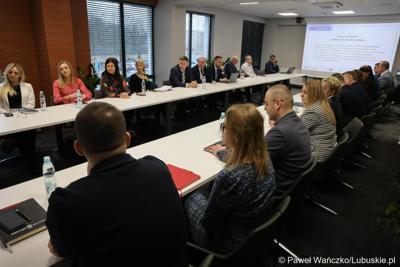 Uczestnicy spotkania Instytucji Zarządzającej programem Fundusze Europejskie dla Lubuskiego 2021-2027 z Gorzowskim Miejskim Obszarem Funkcjonalnym