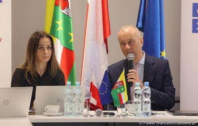 Marszałek Województwa Lubuskiego Marcin Jabłoński przemawia podczas spotkania Instytucji Zarządzającej programem Fundusze Europejskie dla Lubuskiego 2021-2027 z Gorzowskim Miejskim Obszarem Funkcjonalnym