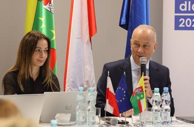 Marszałek Województwa Lubuskiego Marcin Jabłoński przemawia podczas spotkania Instytucji Zarządzającej programem Fundusze Europejskie dla Lubuskiego 2021-2027 z Gorzowskim Miejskim Obszarem Funkcjonalnym